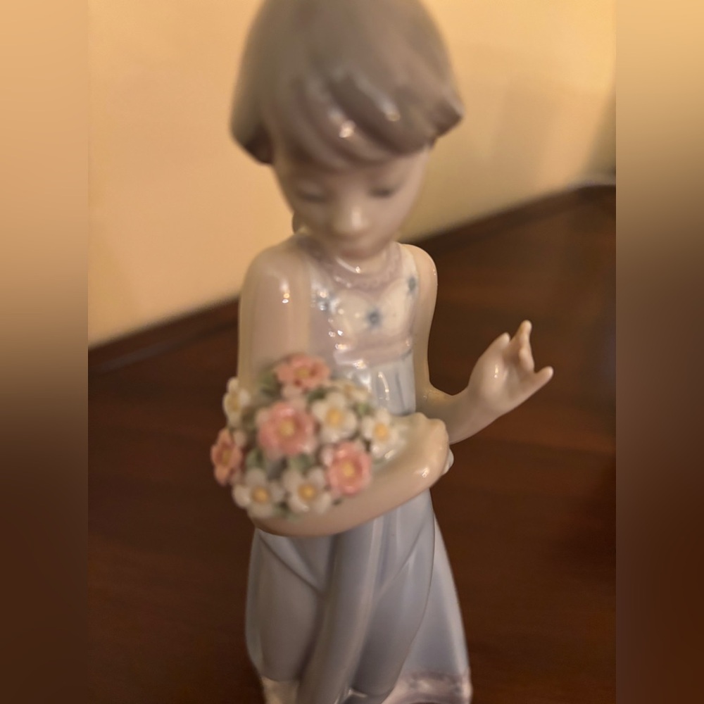 THURSDAY PRICE REDUCTION Lladro Figurine 5604 “Spring Token” pre-owned - Picture 4 of 8